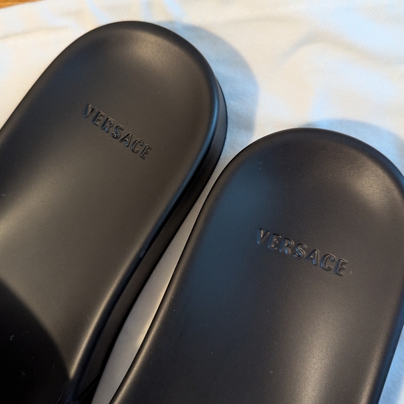 NEW Versace Black Pool Slide Sandals with Gold Medusa Head - Picture 4 of 16